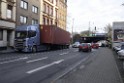 LKW gegen Bruecke wegen Rettungsgasse Koeln Muelheim P03